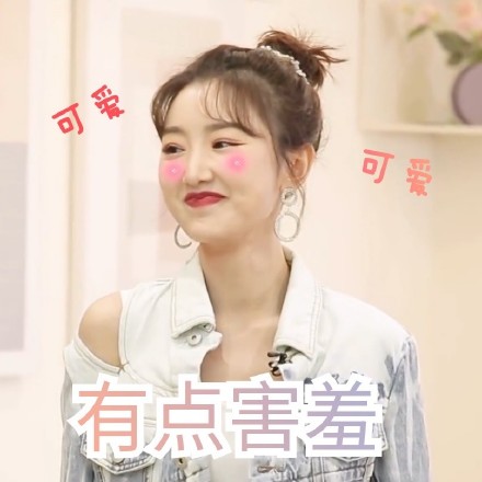 毛晓彤入围白玉兰最佳女配角 身穿星空蓝闪钻抹胸裙娇俏可人