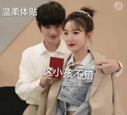 毛晓彤入围白玉兰最佳女配角 身穿星空蓝闪钻抹胸裙娇俏可人