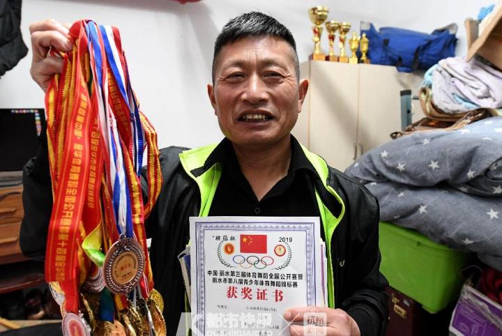 爱跳舞的环卫工刘文革：我退休想留在义乌，开一个舞蹈培训班