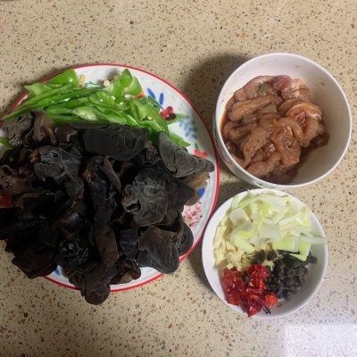 黑木耳炒肉的做法（学会木耳炒肉早餐不用愁）