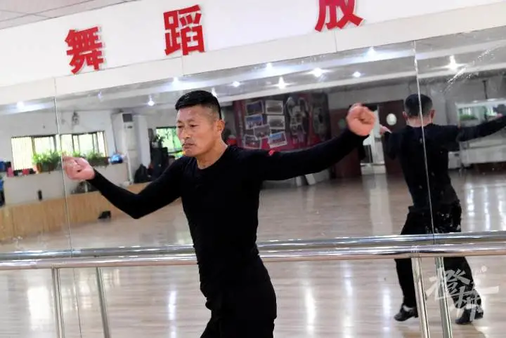 做了18年的环卫工作，浙江这名扫地僧因一段视频火了，很多人想请他当舞蹈老师