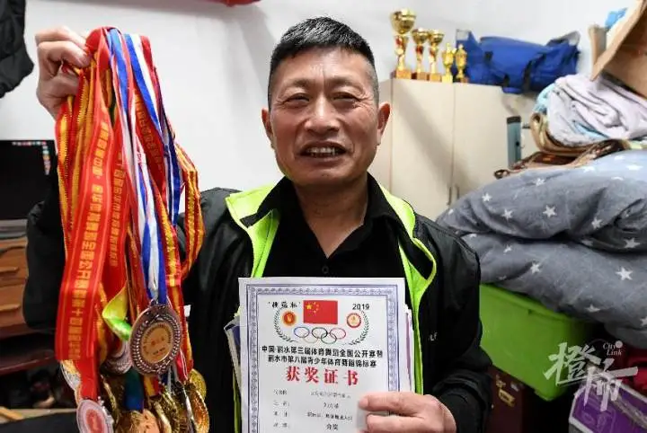 做了18年的环卫工作，浙江这名扫地僧因一段视频火了，很多人想请他当舞蹈老师