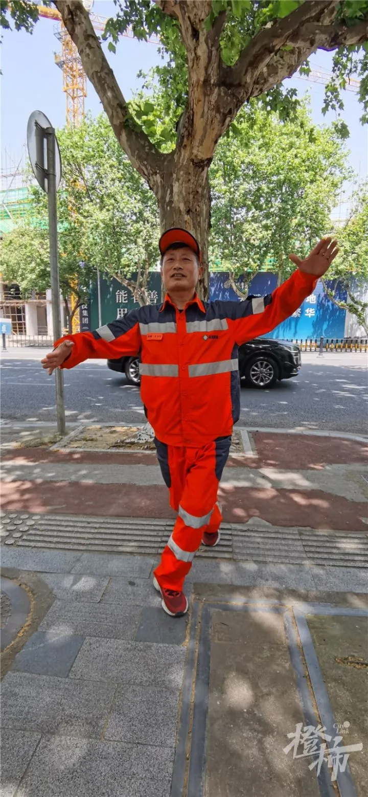 做了18年的环卫工作，浙江这名扫地僧因一段视频火了，很多人想请他当舞蹈老师