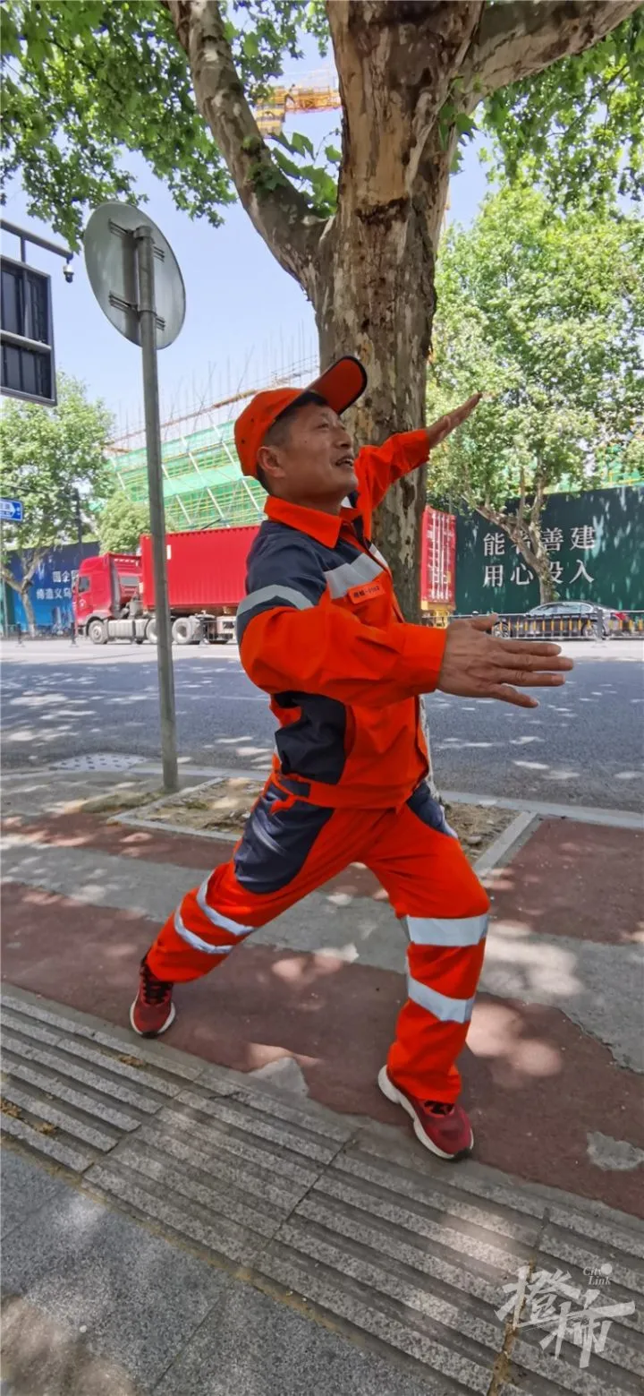 做了18年的环卫工作，浙江这名扫地僧因一段视频火了，很多人想请他当舞蹈老师