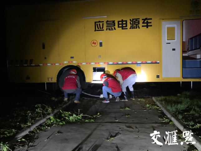 何平平(抗击极端灾害天气 | 恢复通行、保供水供电……他们彻夜奋战在救灾一线)