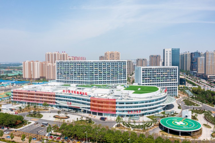 鸟瞰院区美景，济宁医学院附属医院（太白湖）揭牌启用
