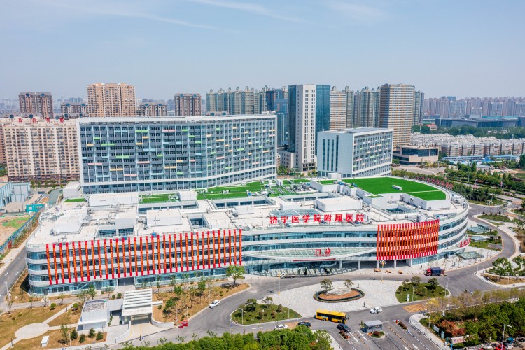 鸟瞰院区美景，济宁医学院附属医院（太白湖）揭牌启用
