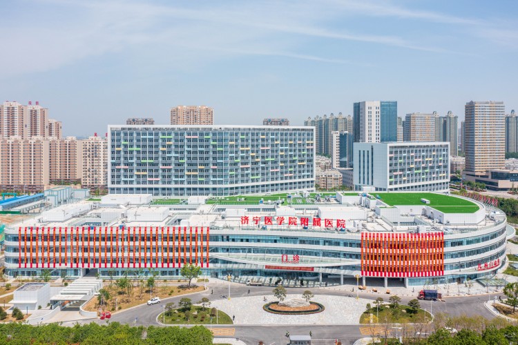 鸟瞰院区美景，济宁医学院附属医院（太白湖）揭牌启用