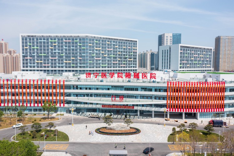 鸟瞰院区美景，济宁医学院附属医院（太白湖）揭牌启用