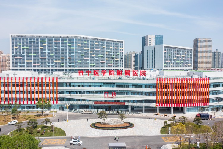 鸟瞰院区美景，济宁医学院附属医院（太白湖）揭牌启用