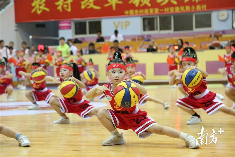 东莞cba篮球赛场在哪里(CBA决赛之夜，另一场特殊篮球赛在东莞大朗开打)