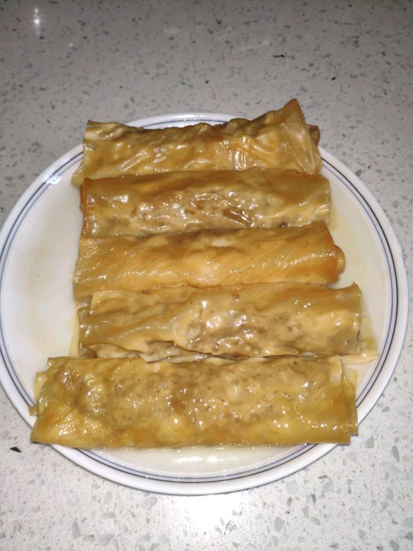腐皮卷的家常做法（懒人最爱的诱人的腐皮肉卷教程）