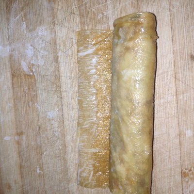 腐皮卷的家常做法（懒人最爱的诱人的腐皮肉卷教程）