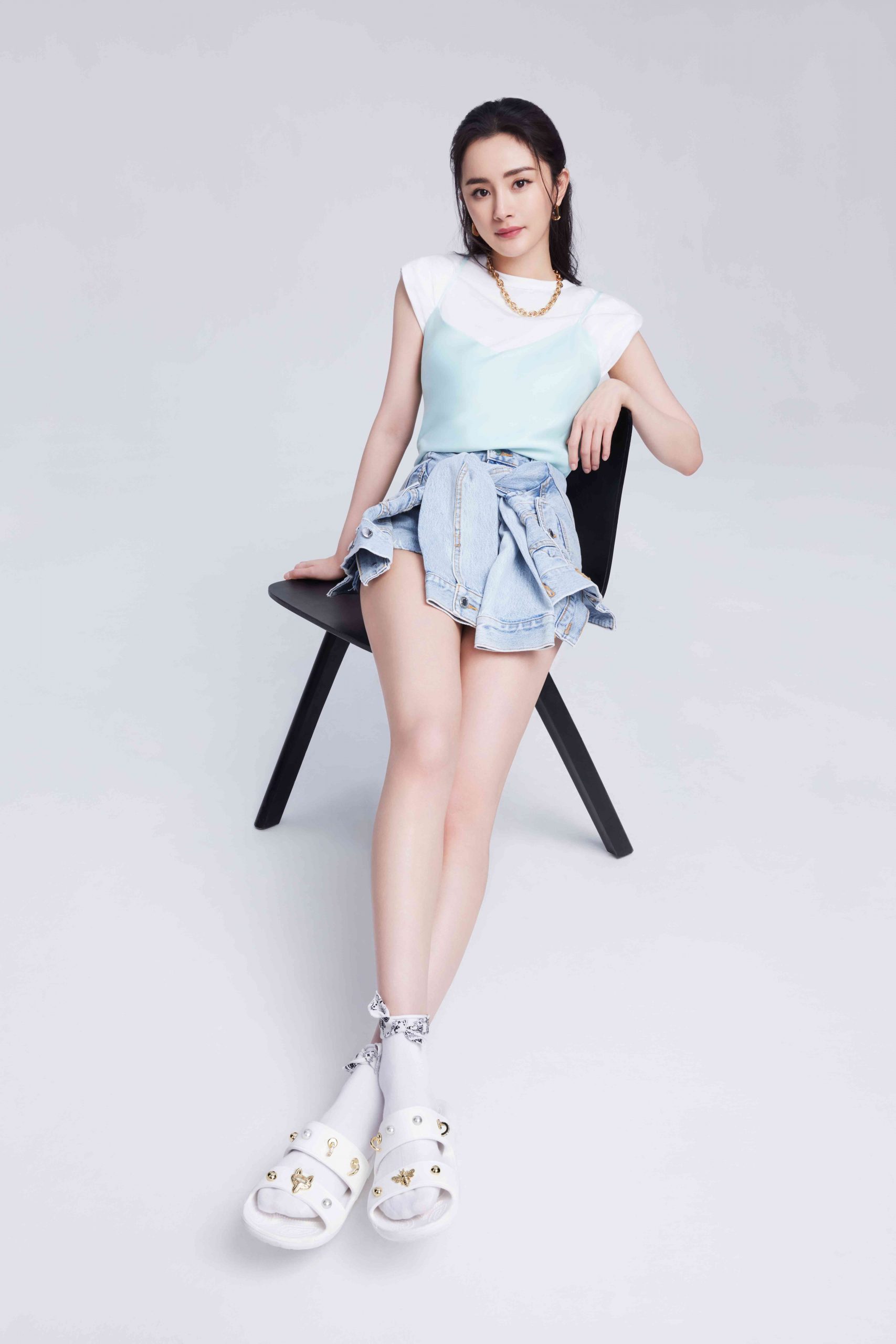 crocs近日为品牌全球代言人杨幂推出了特别定制版"crocs 幂风洞洞鞋"