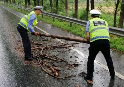 雨天行车注意事项,雨天行车注意事项有哪些