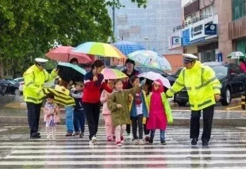 雨天行车注意事项,雨天行车注意事项有哪些
