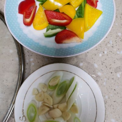 鱿鱼花怎么做（下饭爆炒鱿鱼花拌饭还能吃三碗）