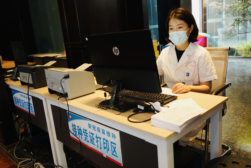 探访日记（下）丨直击成都大规模新冠疫苗接种：三种方式线上约苗 移动实时监控接种点