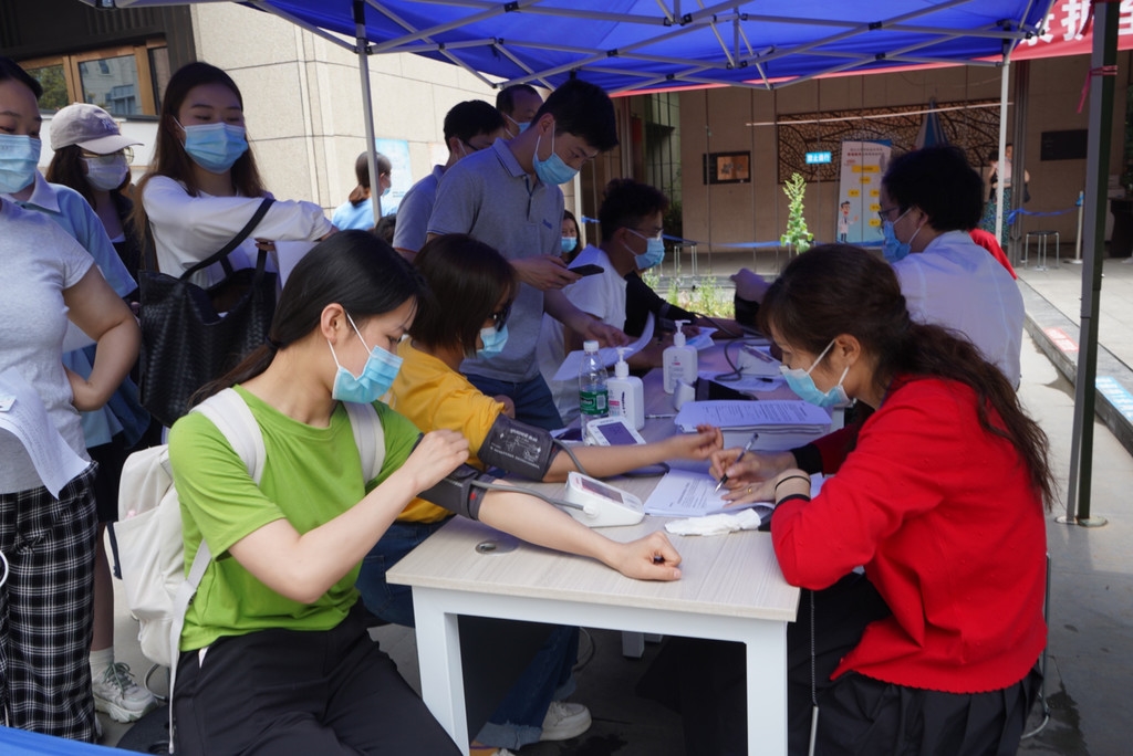 探访日记（下）丨直击成都大规模新冠疫苗接种：三种方式线上约苗 移动实时监控接种点