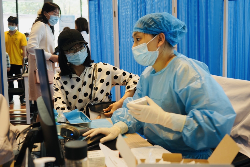 探访日记（下）丨直击成都大规模新冠疫苗接种：三种方式线上约苗 移动实时监控接种点