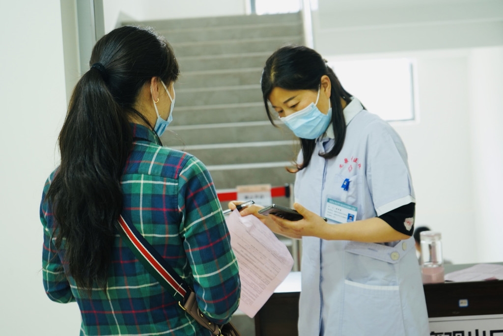 探访日记（下）丨直击成都大规模新冠疫苗接种：三种方式线上约苗 移动实时监控接种点