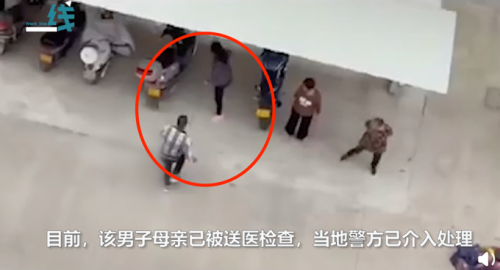 江苏兴化的男子在街上殴打母亲，殴打踢了好几次。