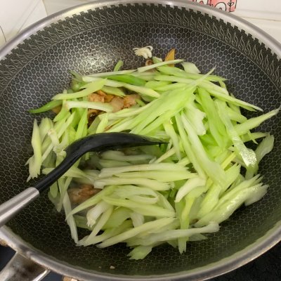 芹菜炒肉丝,芹菜炒肉丝的做法