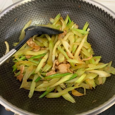 芹菜炒肉絲,芹菜炒肉絲的做法