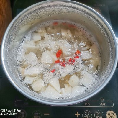 雪梨银耳汤的功效与作用（超级下饭的银耳雪梨羹上桌秒光）