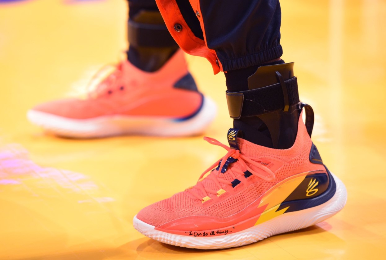 库里上脚curry 8"we believe"配色,写上自己常规鼓励短语