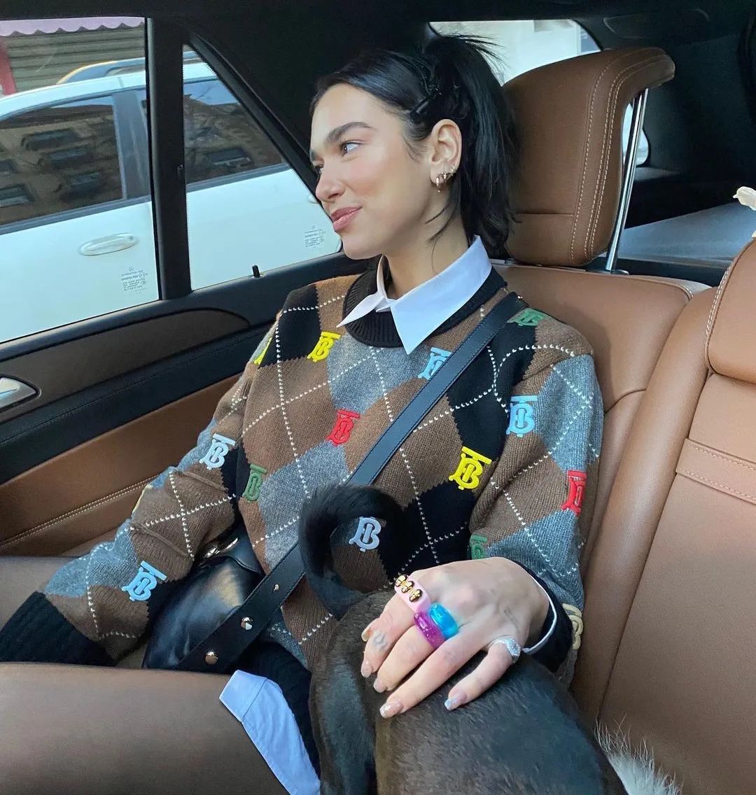 manso是糖果戒指风里的顶流,深受 *** 明星和博主的喜爱,如dua lipa