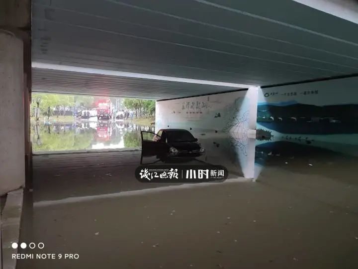 水已经淹没了车窗，车内还有4人被困！紧急时刻，消防员一句话让人暖心