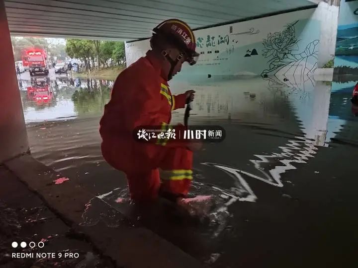 水已经淹没了车窗，车内还有4人被困！紧急时刻，消防员一句话让人暖心