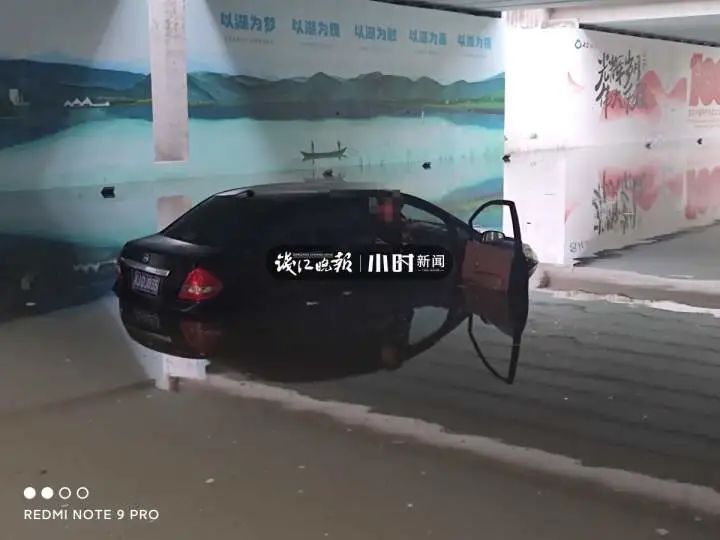 水已经淹没了车窗，车内还有4人被困！紧急时刻，消防员一句话让人暖心