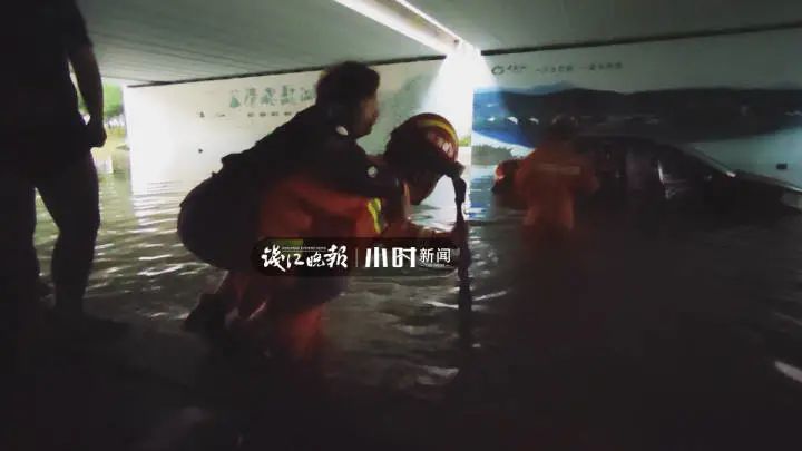 水已经淹没了车窗，车内还有4人被困！紧急时刻，消防员一句话让人暖心