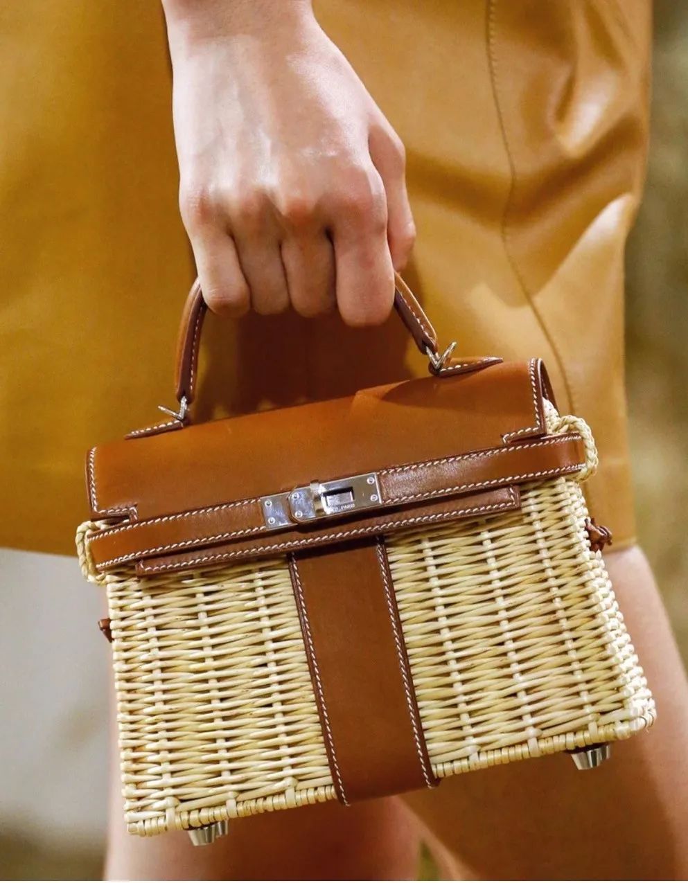 被这只包包刷屏了!百元到大牌,哪个值得买?_迈斯奢侈品网-奢侈品牌排