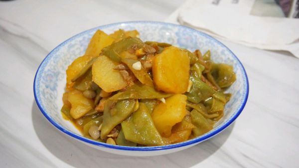 豆角焖土豆的家常做法(香煎焖烧，土豆豆角鲜香入味)