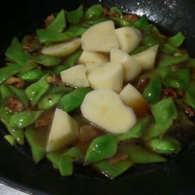 油焖豆角的做法（教你做既开胃又下饭油豆角焖五花肉）