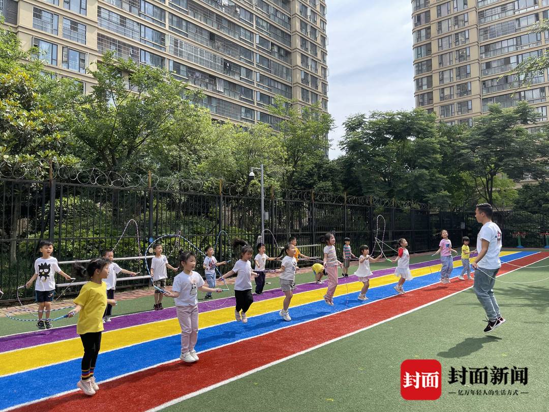 走出凉山的“男幼师”信步在理想与责任之间