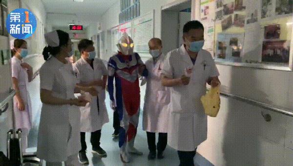 世界上真有奥特曼吗（“世界上真的有奥特曼”！66岁医生爷爷查房，孩子们都惊呆了）