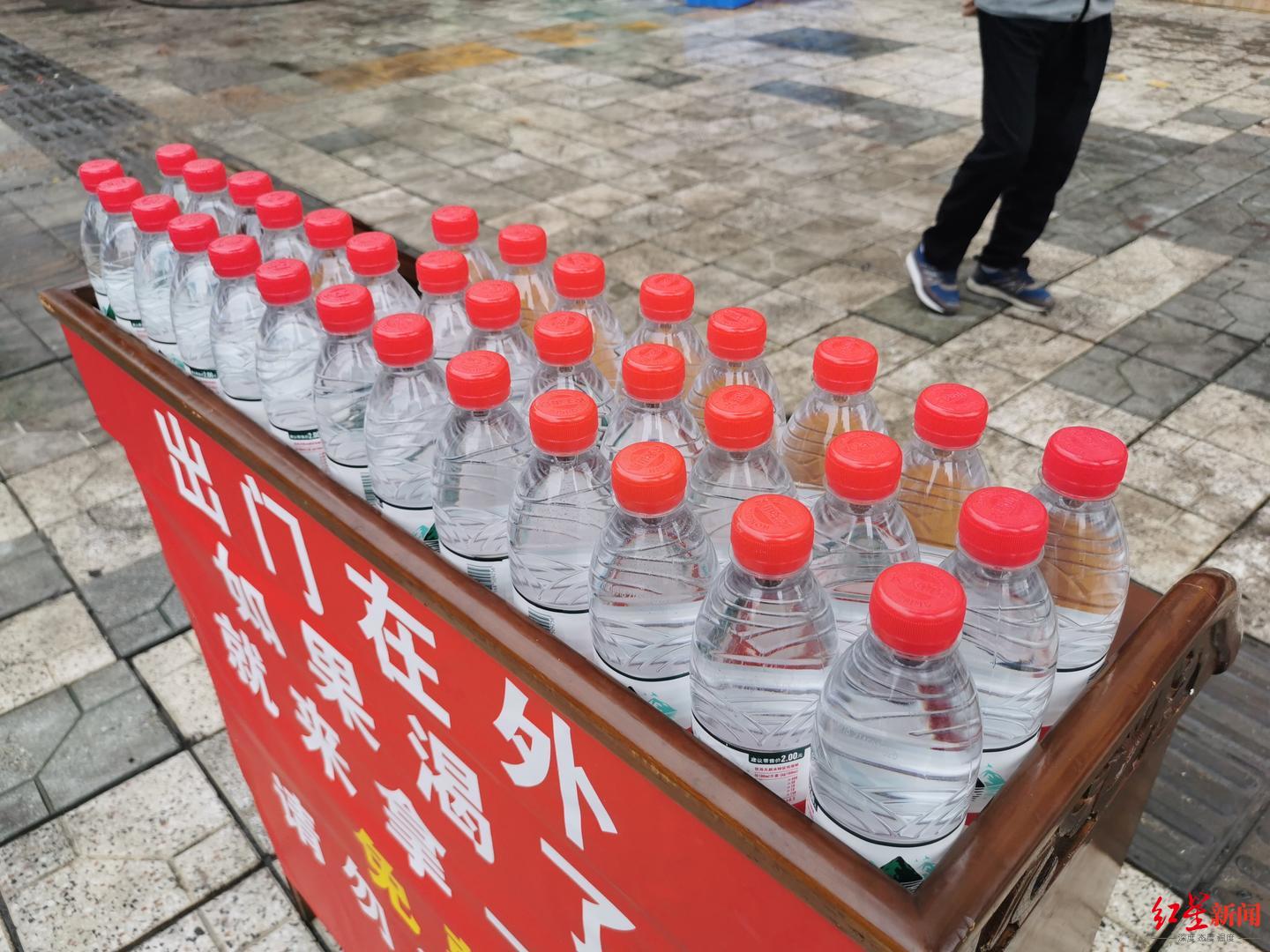 "渴了,拿一瓶"成都餐馆免费送矿泉水给路人 网友担心的并未出现