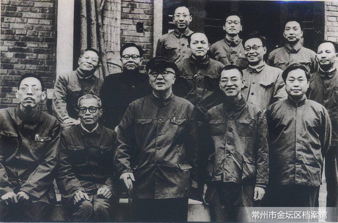 合影(前排左起:潘承洞,陆启铿,华罗庚,陈景润,越民义,后排左起:李元杰