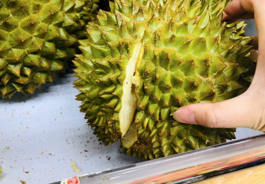 买榴莲不能挑开裂的?水果店员工教你1招,皮薄肉厚香又甜