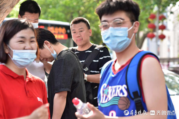 高考第一天！济南十一中考点外家长陪考“表情包”上线