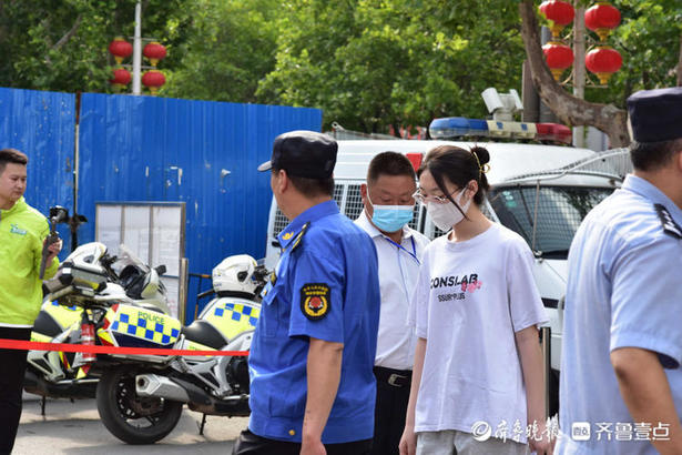 高考第一天！济南十一中考点外家长陪考“表情包”上线