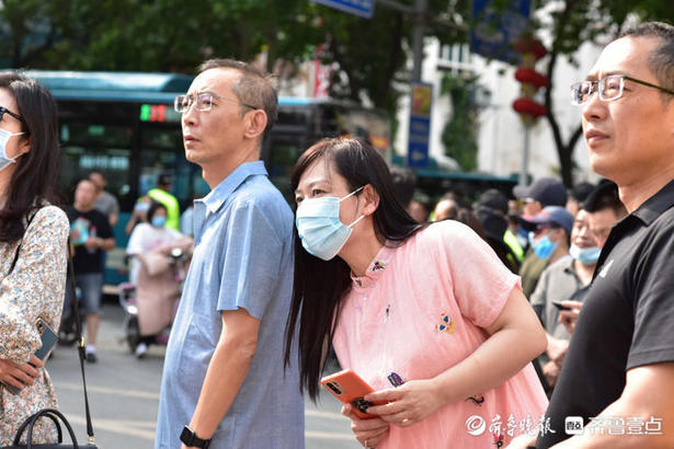 高考第一天！济南十一中考点外家长陪考“表情包”上线