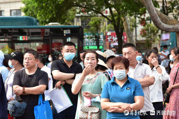 高考第一天！济南十一中考点外家长陪考“表情包”上线
