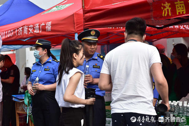 高考第一天！济南十一中考点外家长陪考“表情包”上线