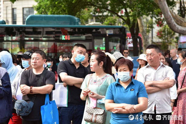 高考第一天！济南十一中考点外家长陪考“表情包”上线