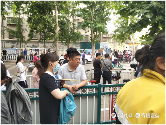 考场外的家长：等待是最长情的告白